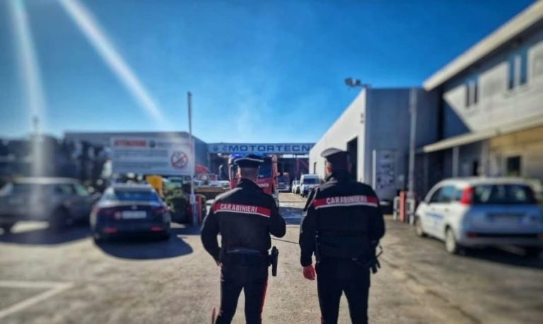 Esplosione nell’autodemolizione a Pomigliano, 3 operai feriti: uno è grave