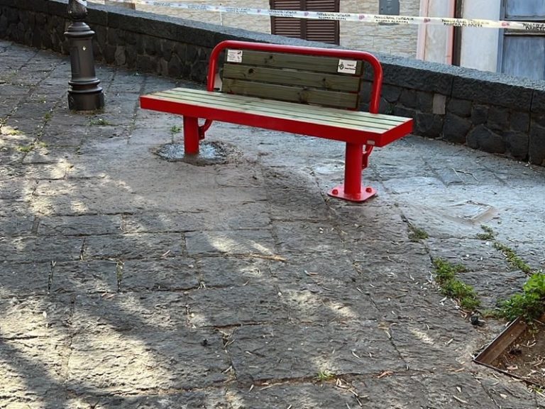 Somma, la Commissaria prefettizia inaugura due nuove panchine rosse contro la violenza sulle donne