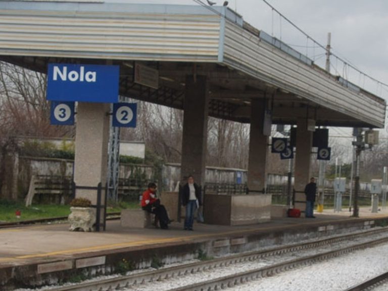 Nola, pestato clochard alla stazione