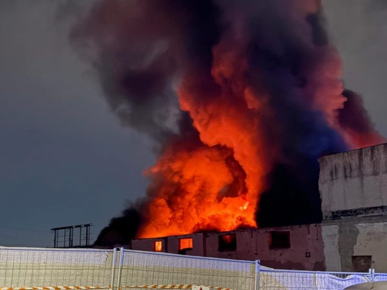 Incendio a Ponticelli, a fuoco capannone di autoricambi