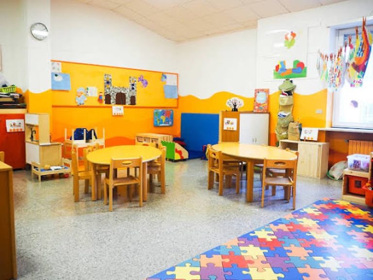 Bimba legata alla sedia con una sciarpa: maestra nei guai
