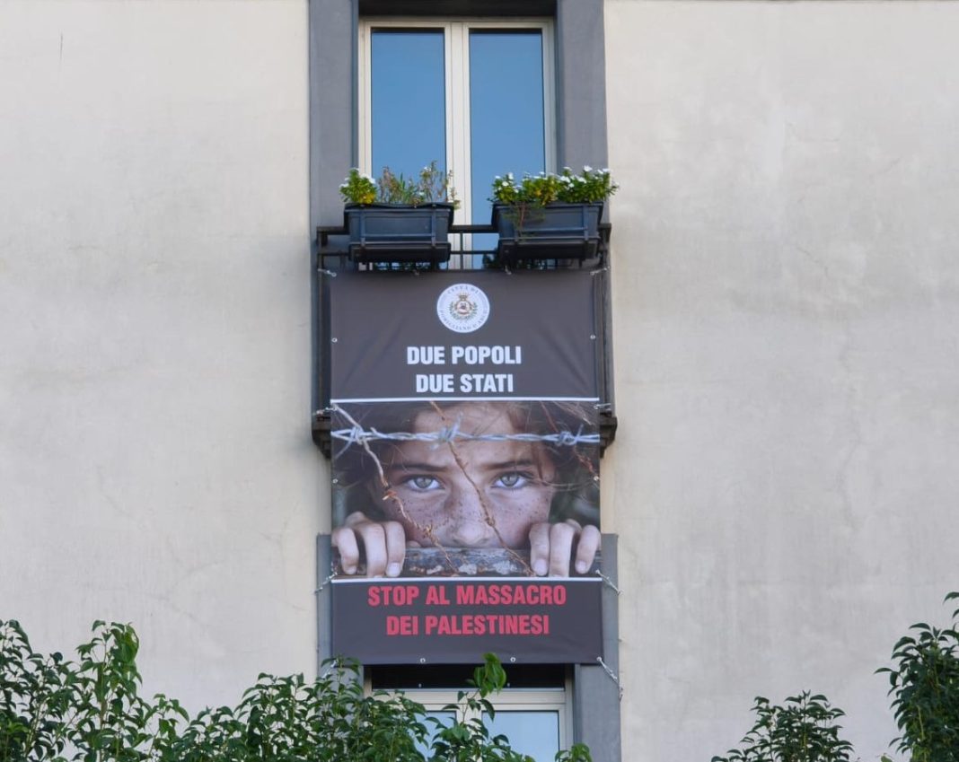 “Stop al massacro”, poster sulla facciata del Municipio Pomigliano