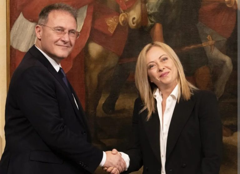 Meloni dà un mese di vacanza al viceministro degli Esteri: sarà il candidato del centrodestra in Campania