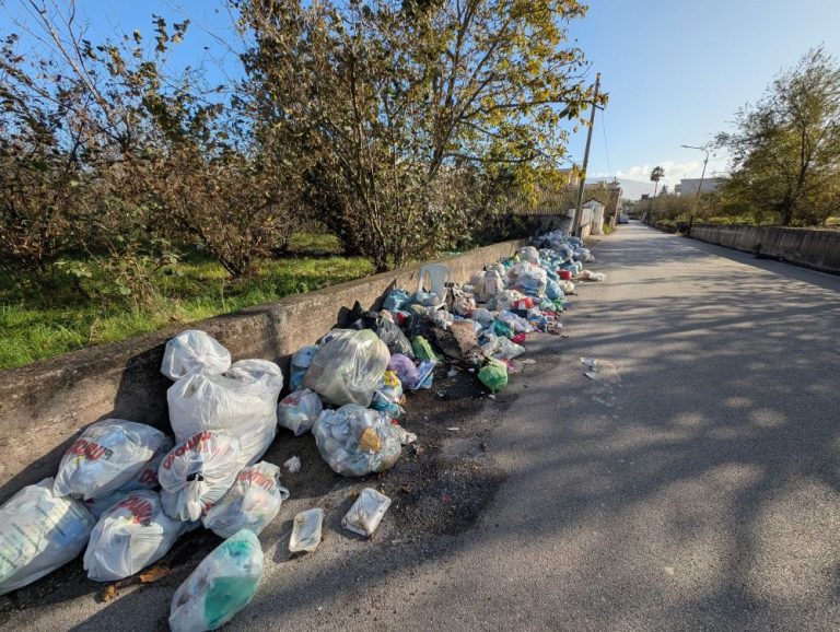 Terzigno, emergenza a Boccia al Mauro: la frazione sommersa dai rifiuti