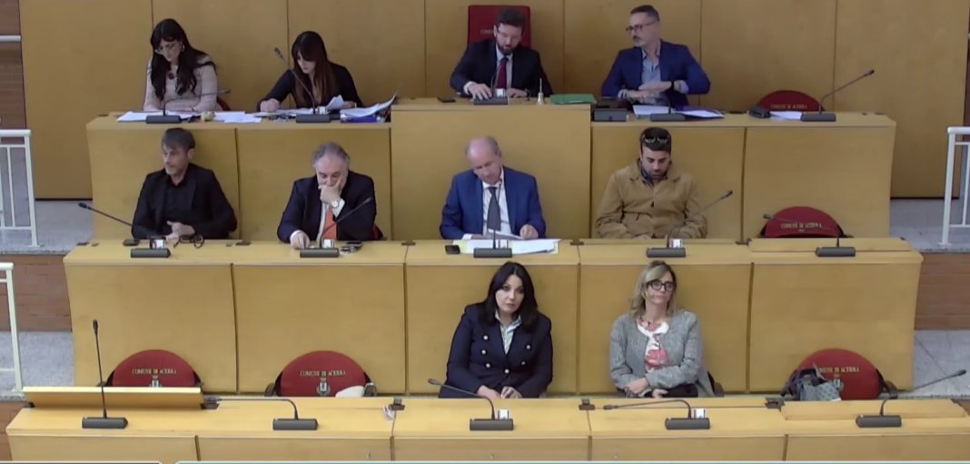 Acerra, il Bilancio 2026-28 passa con 16 voti: più risorse a welfare, scuola e cultura