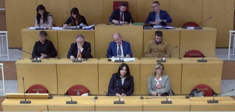 Acerra, il Bilancio 2026-28 passa con 16 voti: più risorse a welfare, scuola e cultura