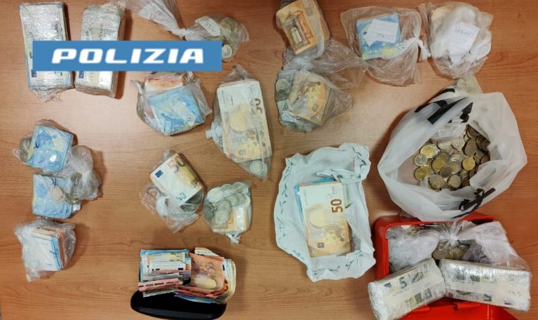 Piazza di spaccio nel rione, arrestato giovane acerrano: 3 donne nei guai con lui