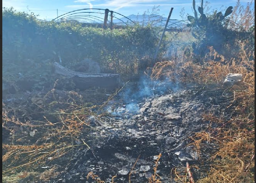 Sorpreso dalla Polizia Municipale ad incendiare rifiuti, denunciato ad Acerra