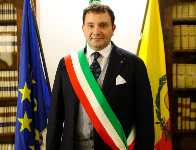 Afragola, cade l’amministrazione Pannone: sette consiglieri di maggioranza firmano le dimissioni