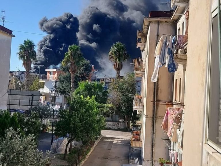 Bruciano container a Palma Campania, nube nera e aria irrespirabile