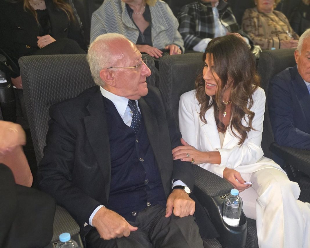 De Luca a Casoria per tirare la volata a Casillo: “Non vanifichiamo 10 anni di lavoro per la Campania”