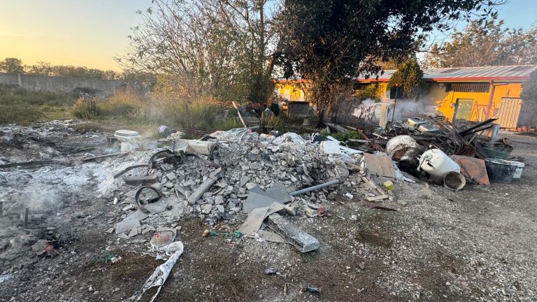 Maxi operazione della Polizia Locale, tre denunciati per incendio doloso e gestione illecita di rifiuti