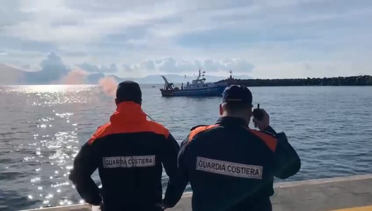 Simulata collisione tra motopesca e natante nel porto di Torre del Greco