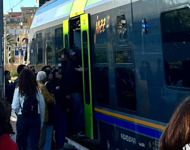 Agitazione alla stazione di Casalnuovo: treno arrivato già pieno