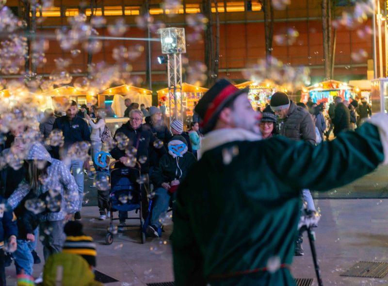 Pista sul ghiaccio, fabbrica di giocattoli e spettacoli gratuiti: il magico Natale al Vulcano Buono