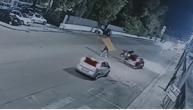 Famiglia ripresa a Pontecitra mentre scarica un’intera camera in legno