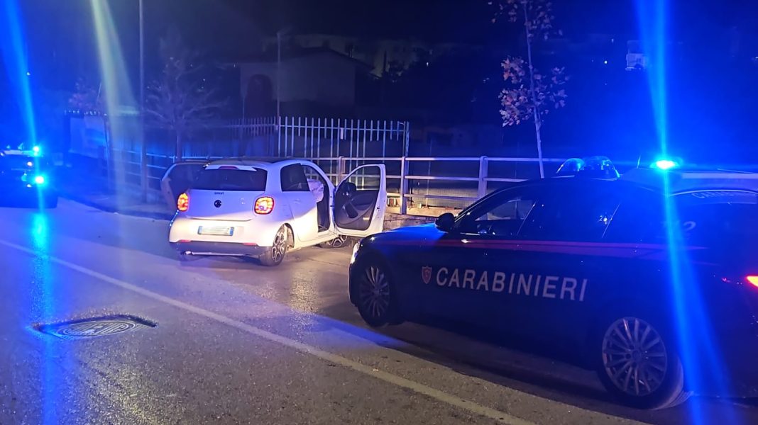 Inseguito tra Massa e San Sebastiano, si schianta con l’auto rubata