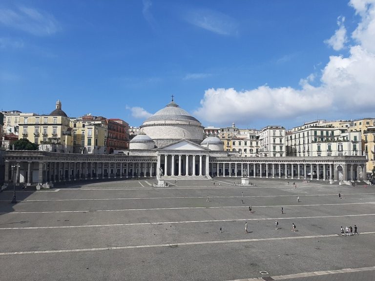 Si suicida in Piazza Del Plebiscito, shock tra la folla