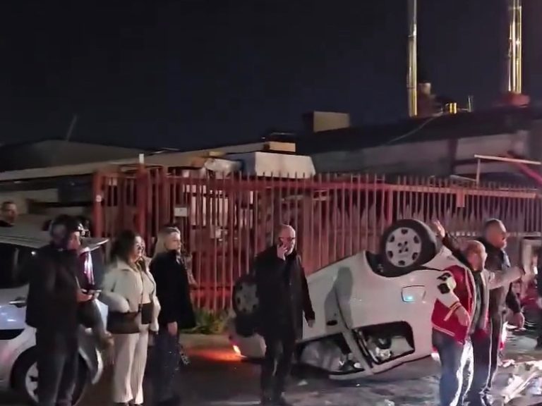 Pirata della strada ubriaco causa incidente a Melito, macchine ribaltate e bambini feriti