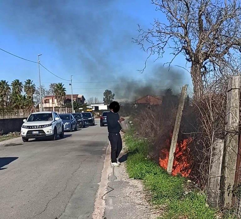 Casalnuovo, incendia sterpaglie e minaccia di morte cronista che lo riprende: “Brucio te e l’auto”
