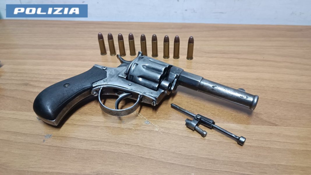 Acerra: sorpreso con pistola e munizioni. Polizia arresta 25enne