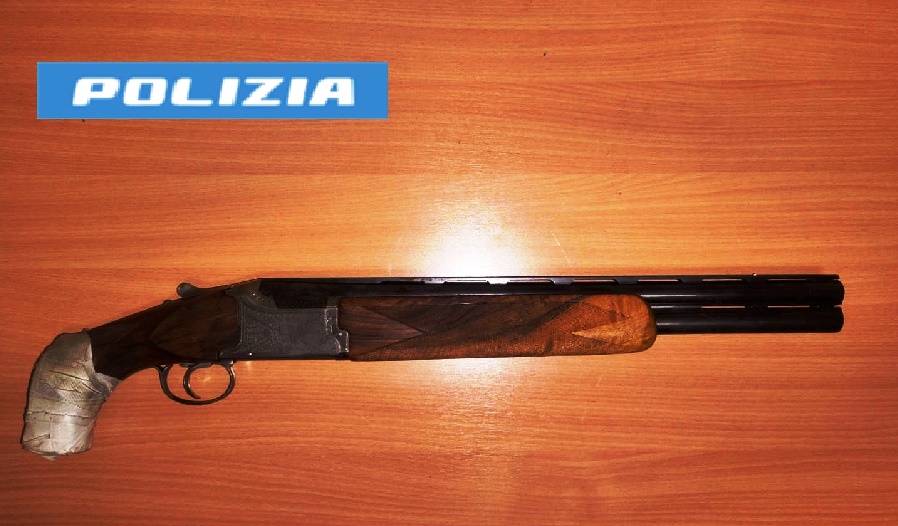 Acerra, armati di fucile minacciano i clienti del bar in piazza: preso 18enne