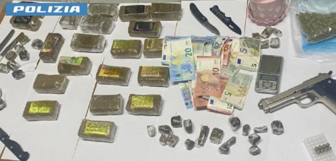 Nola: polizia gli trova 2 chili di droga in casa