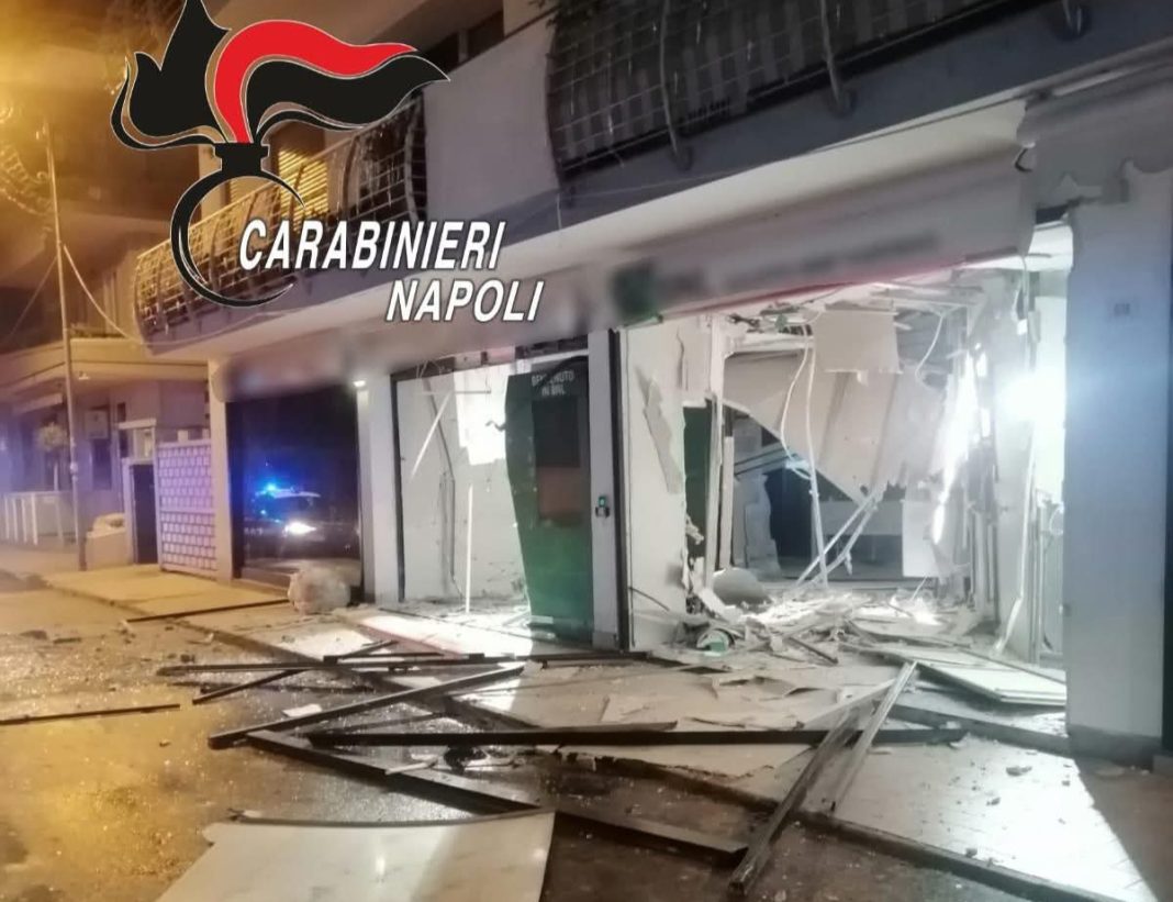 Assalto con esplosivo alla Bnl di Pomigliano: filiale sventrata