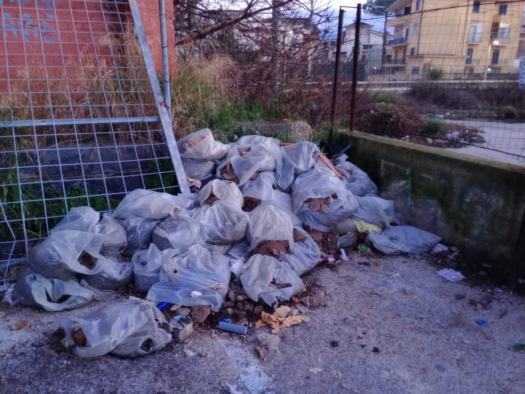 Parcheggio Stazione di Acerra: il Movimento 5 Stelle chiede un intervento immediato per decoro e sicurezza