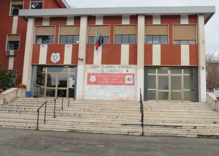 Nola, studenti del Liceo Carducci al freddo: “Abbandonati in aule gelide”