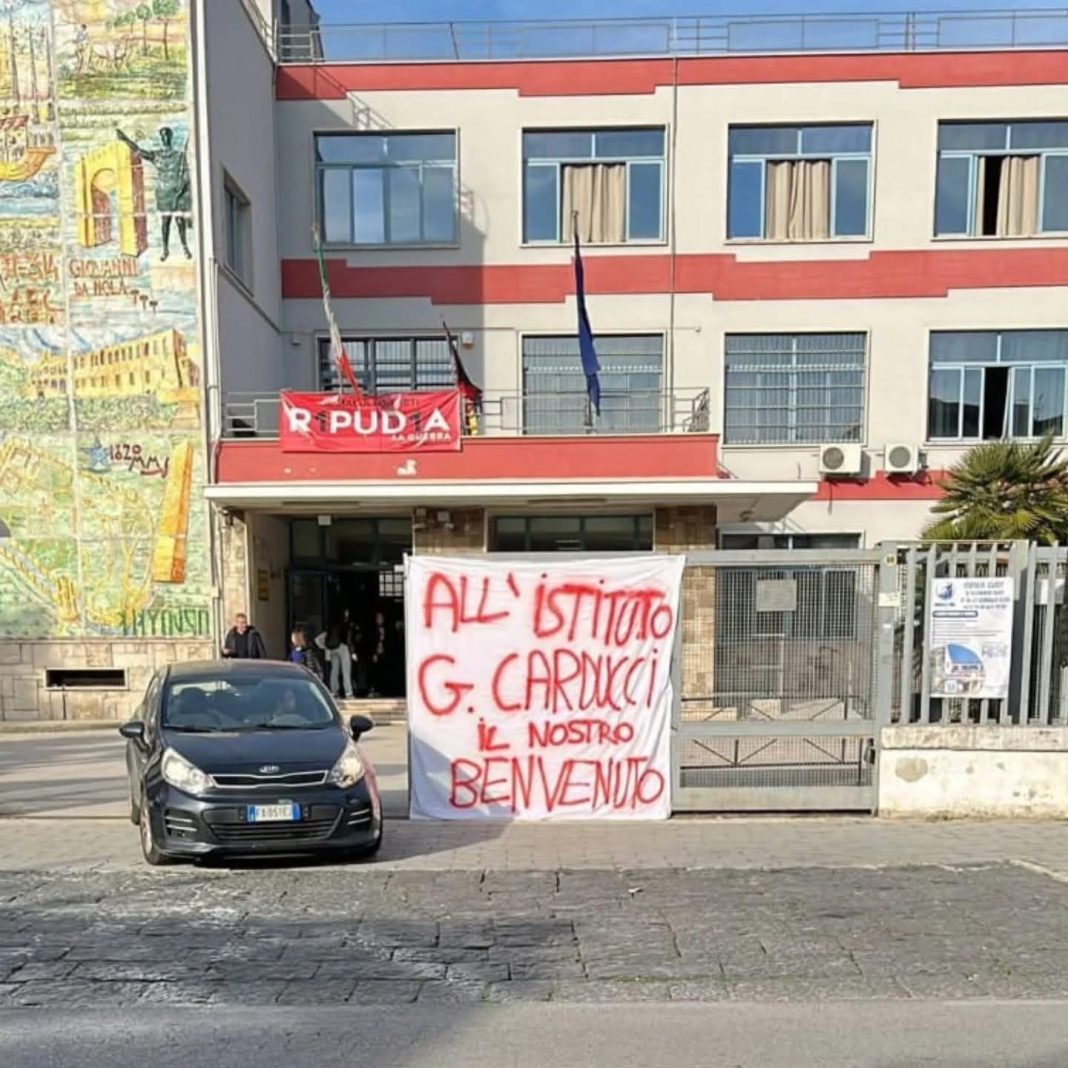 Solidarietà tra scuole: il Masullo Theti accoglie gli studenti del Liceo Carducci