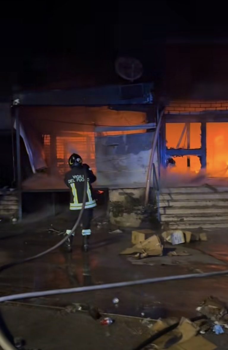 San Giuseppe Vesuviano, incendio zona dello “stradone”: traffico rallentato e timori ambientali