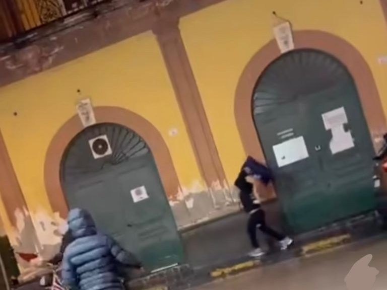 Tre ragazzini scaraventano bidone contro straniero in bici