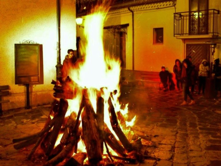 A Cicciano la notte dei falò e della tammorra per Sant’Antonio Abate