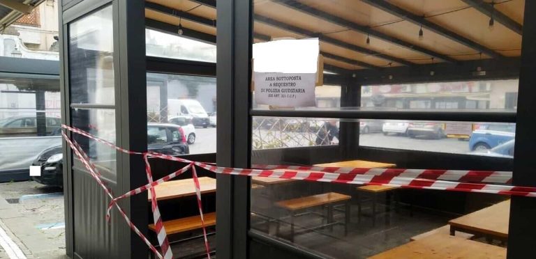 Vigili urbani bloccano spettacolo: dehors trasformato in palco