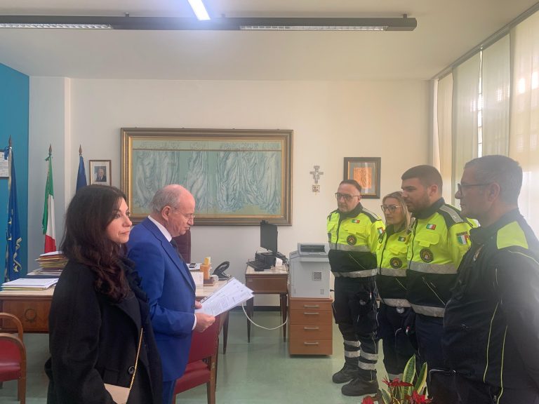 Spengono l’incendio di un’auto e salvano occupanti dell’auto: lettera di encomio per 3 volontari
