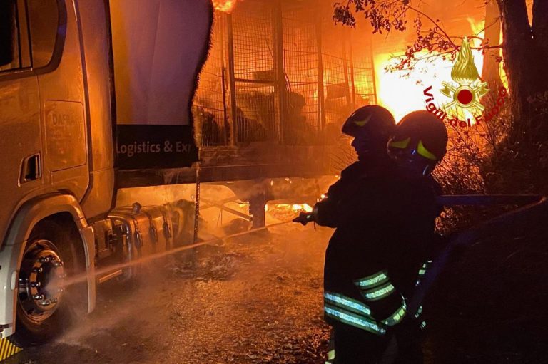 San Vitaliano, autocarro divorato dalle fiamme dopo un raid