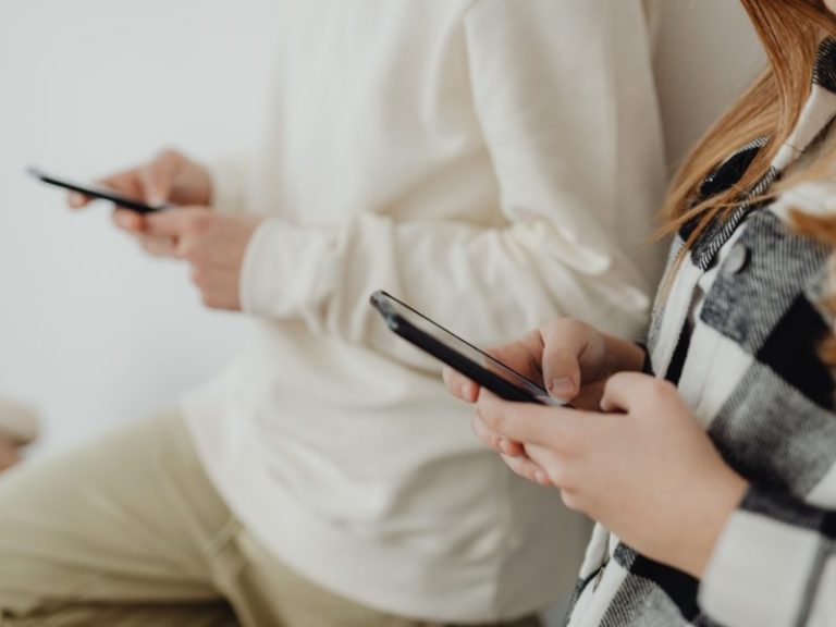 Niente smartphone prima dei 13 anni: l’allarme dei pediatri