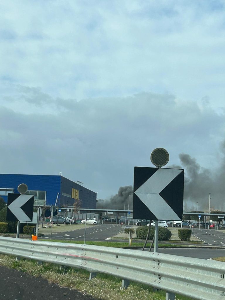 Paura ad Afragola: autocarrozzeria in fiamme dietro l’Ikea
