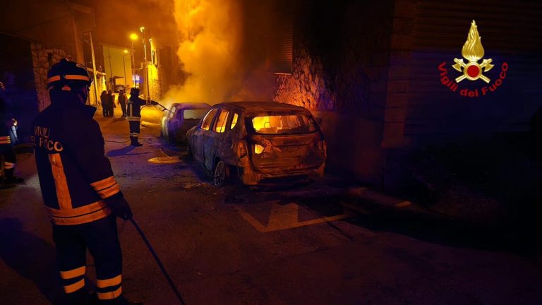 Sant’Anastasia, 3 auto in fiamme: paura per famiglie, danni alle attività commerciali