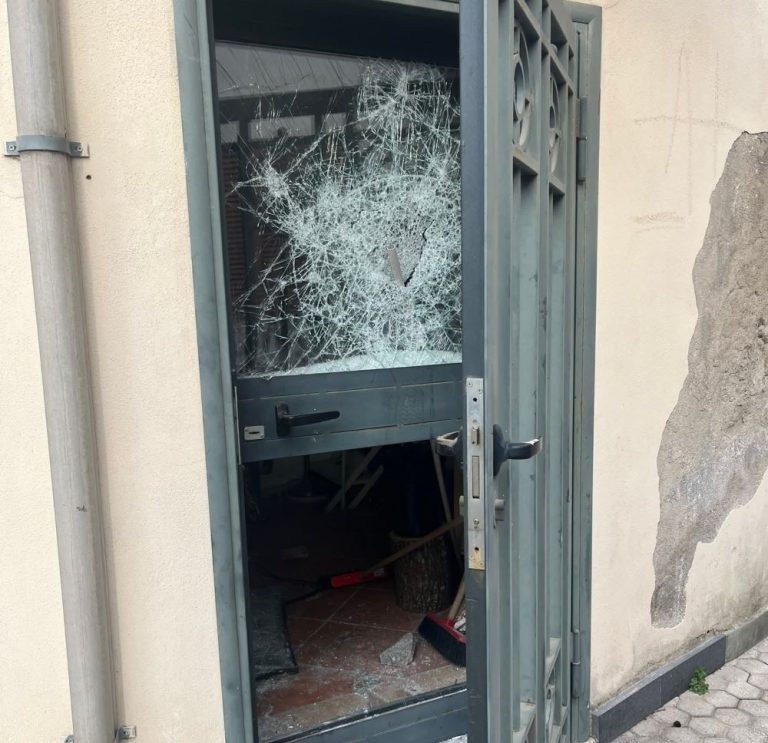 Somma Vesuviana, atto vandalico nella chiesa di San Giorgio : l’amaro sfogo di don Nicola De Sena