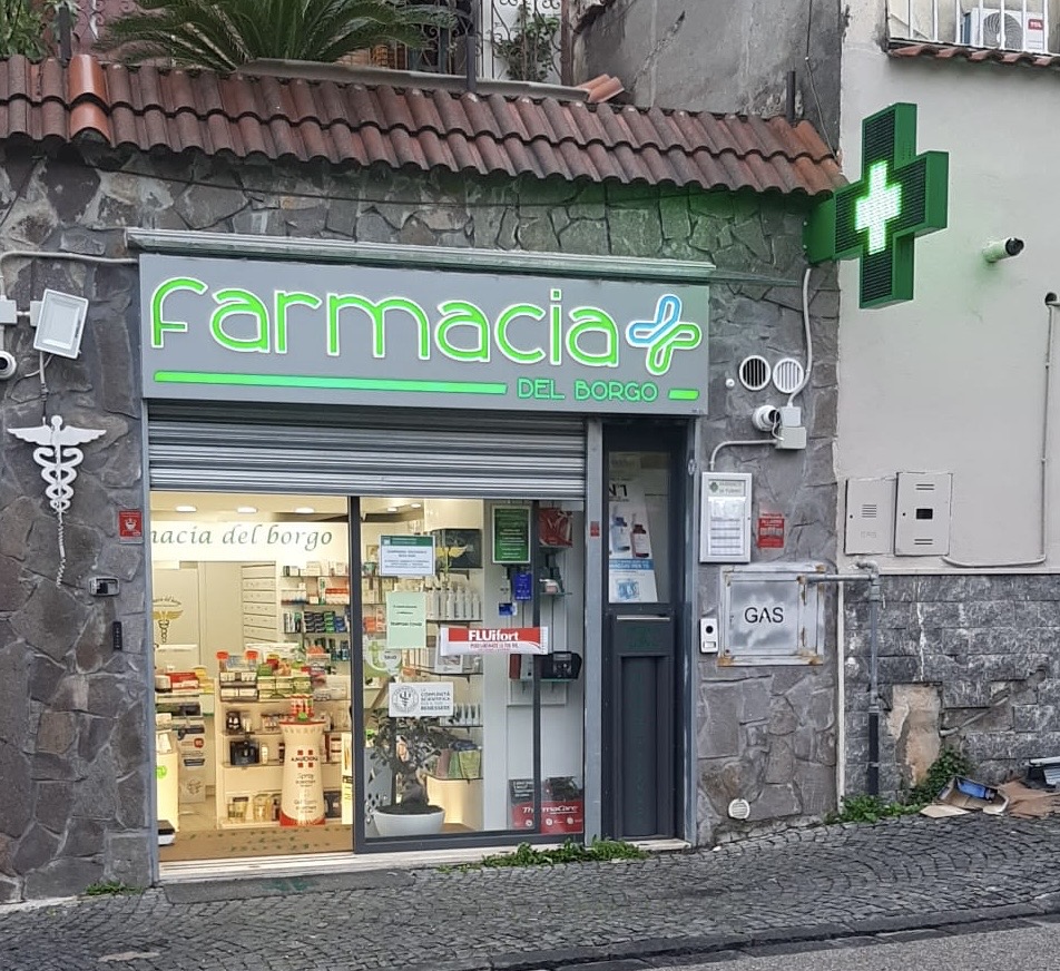 Somma Vesuviana, tagliano a metà la serranda : tentato furto alla farmacia del Borgo