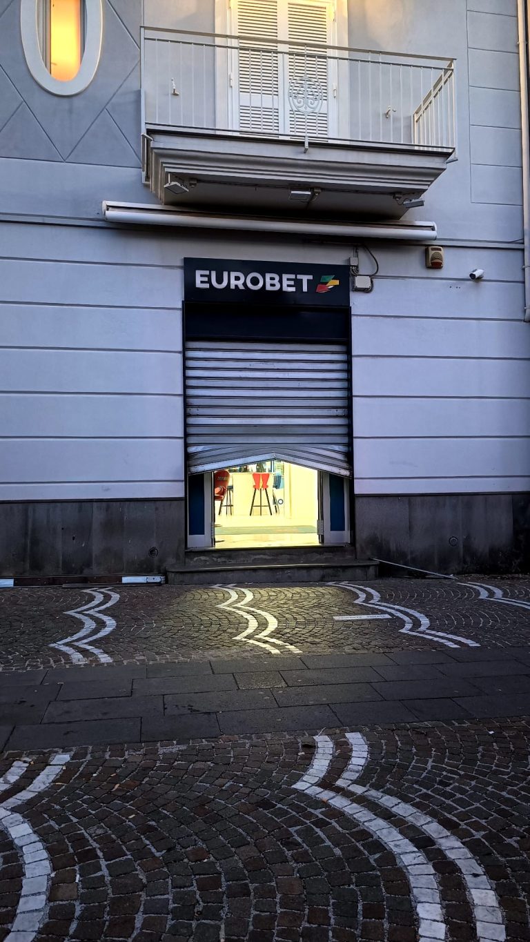 Forzano la serratura dell’Eurobet di Brusciano: vandali messi in fuga nella notte