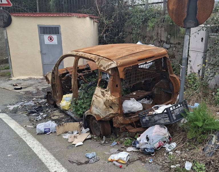 Somma Vesuviana, auto bruciata da mesi in via Seggiari diventa una discarica