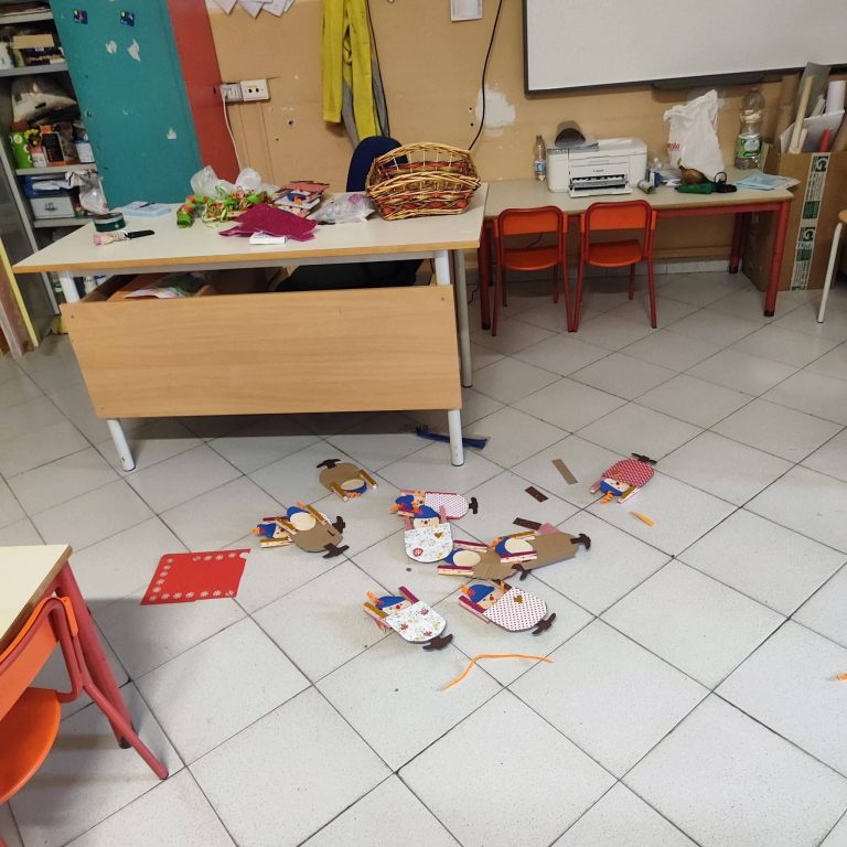 Acerra, raid vandalico al plesso dell’infanzia. Lo sdegno del sindaco