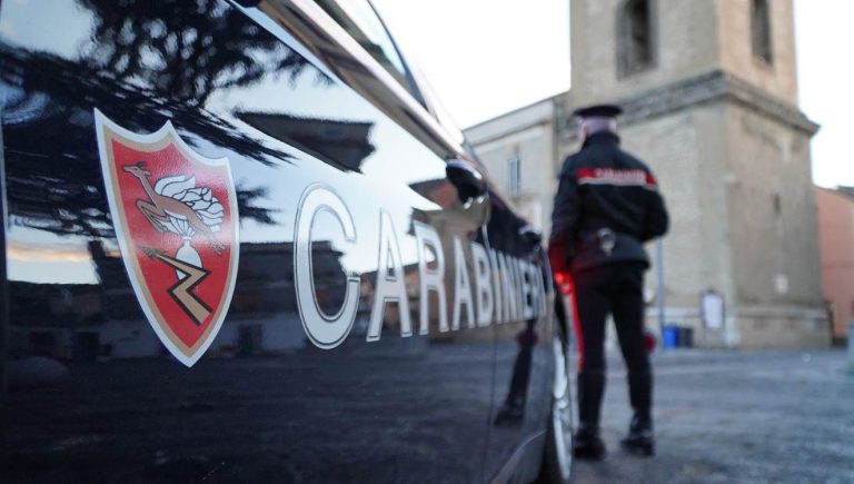 Figlio violento assale padre per avere soldi, preso in comunità