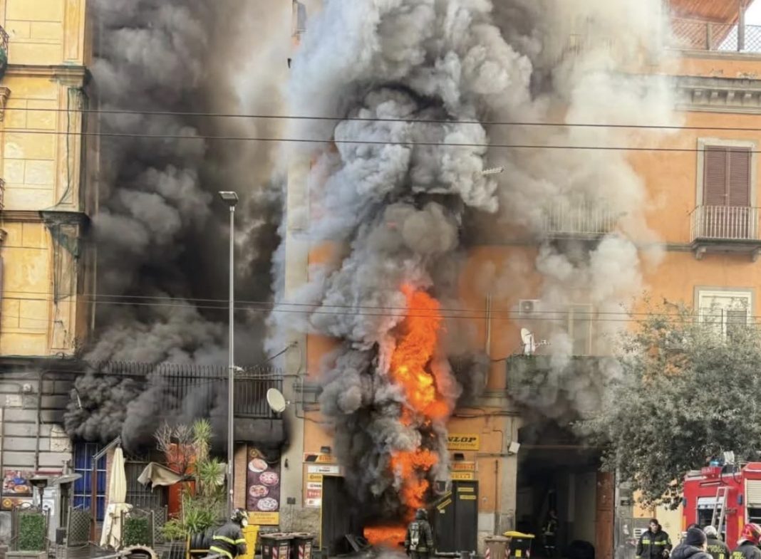 Secondigliano, notte di paura: incendio distrugge la pizzeria “Benvenuti al Sud”. Evacuata una palazzina