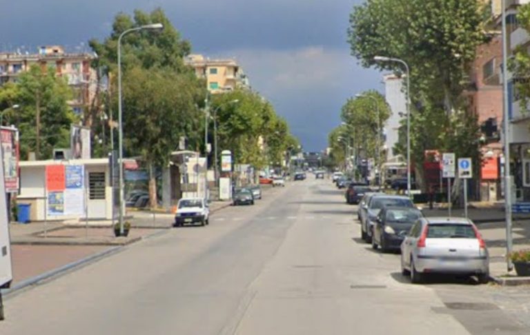 Parcheggia l’auto per mezz’ora e la trova senza stereo