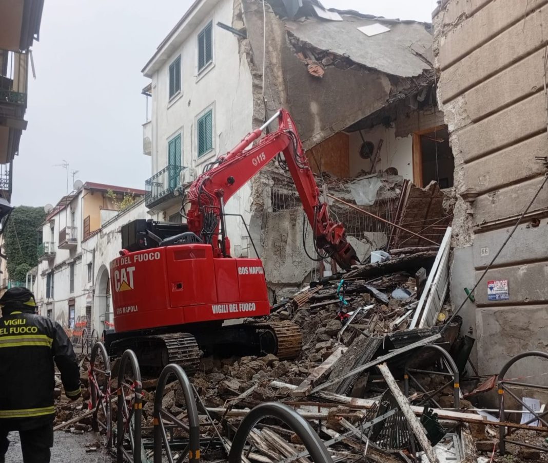 Palazzo crollato, via alla rimozione delle macerie: primo passo verso il rientro