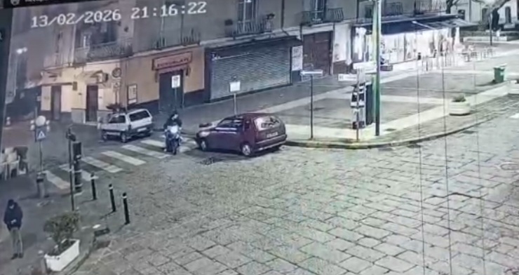 Folle corsa in moto sui marciapiedi a Marigliano: fermati dalla Polizia Locale
